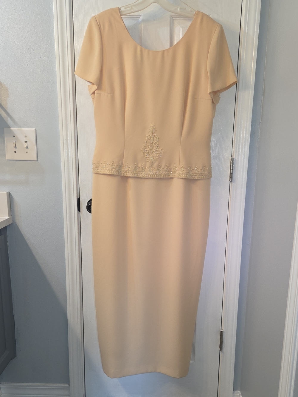 Donna Morgan Soft Yellow/cream Dress with Embroidered Waist